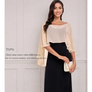 Elegante abito da donna con mantella in chiffon, lungo abito da sera nero e slim.
