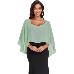 Dettaglio mantella in chiffon, tessuto leggero e trasparente con elegante scollo tondo.