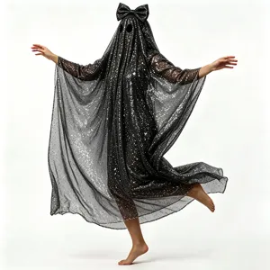Detailansicht des glitzernden schwarzen Geisterkostüms mit großer Schleife für Halloween.