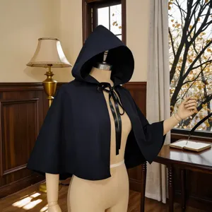 Cape courte noire à capuche élégante, vue détaillée de cape de cosplay lolita vintage.