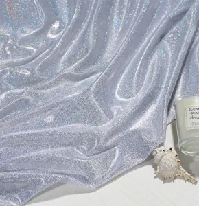 Holografischer Laserstoff glänzender Glitzerstoff für DIY Bekleidung Hintergrund weiß.
