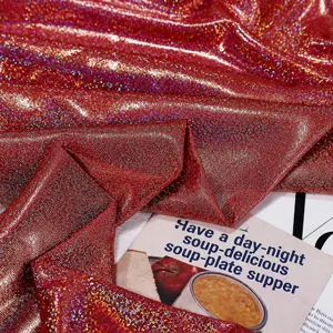 Roter Glitzer schimmernder Stoff Detail Nahaufnahme mit funkelnden Textur Effekten