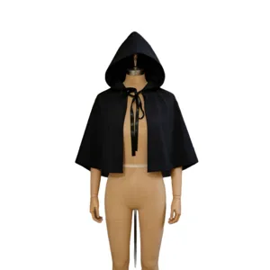 Belle cape courte noire à capuche pour style gothique lolita cosplay manteau vintage chic.