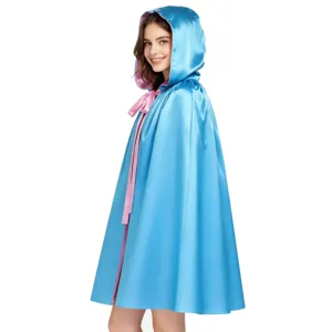 Dettaglio del mantello con cappuccio bicolore blu e rosa, ideale per feste.