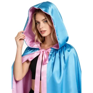 Primo piano dettagliato ed elegante del mantello con cappuccio in raso e fodera blu.