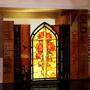 Vista dettagliata di ferma libri in legno e luce notturna acrilica con spada e rosa.