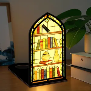 Vista dettagliata della luce notturna book nook in legno con design da libreria in vetrate.