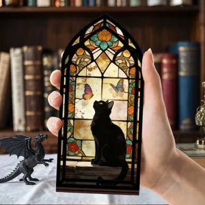 Vista dettagliata dell'inserto per libreria in acrilico stile vetrata con gatto nero e luce.