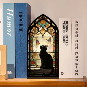 Decorativo inserto fermalibri in legno vetrate con gatto nero farfalla luce notturna.