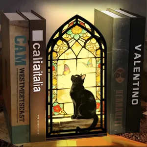Vista dettagliata dell'inserto per libreria gatto nero in vetro colorato con retroilluminazione.