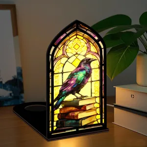 Luce notturna inserto book nook gotico con corvo e libri in stile vetrata colorata.