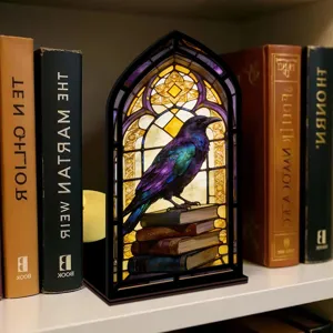 Vista dettagliata dell'inserto per libreria con corvo in vetrate gotiche e luce notturna.