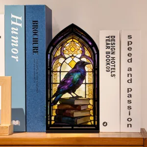 Vista dettagliata dell'inserto per libreria LED con corvo e finestra in vetrata gotica.