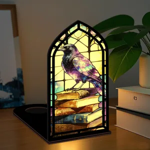 Vista dettagliata luce notturna fermalibri legno con design corvo vetrate gotiche.