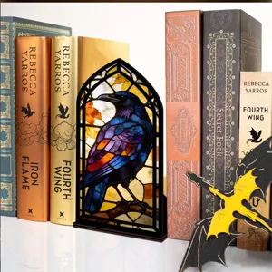 Fermalibri corvo in vetrata gotica con effetto di luce calda, decorazione per libreria top.
