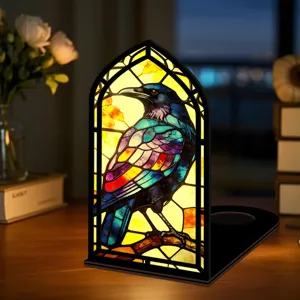 Inserto book nook corvo in vetrata gotica, luce notturna acrilica decorativa.