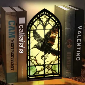 Fermalibri Book Nook in legno con luce notturna in acrilico, decoro corvo gotico per libreria.