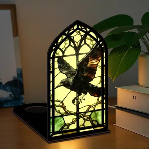 Dettaglio fermalibri vetrata corvo gotico, luce notte per libreria in legno decorativa.