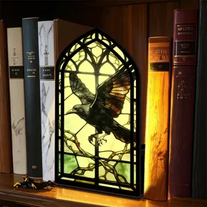 Dettaglio fermalibri vetrate corvo gotico, decorazione libreria acrilica luminosa.