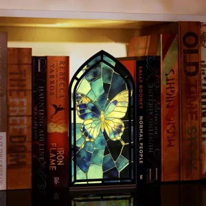 Vista dettagliata della luce notturna angolo libro farfalla in vetro colorato, illuminata.