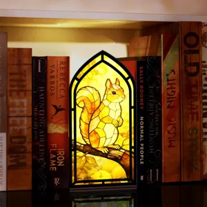 Inserto per libreria book nook in legno con luce notturna scoiattolo in vetrata e bosco caldo.