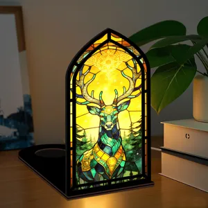 Vista dettaglio fermalibri cervo vetrate, luce notturna acrilica luminosa decorazione scaffale.