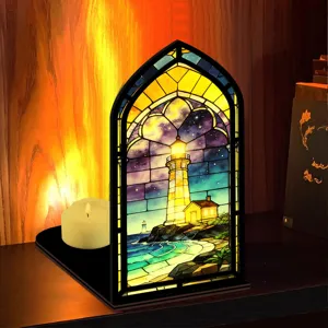 Dettaglio luce notturna fermalibri in legno, arco gotico vetrata faro, decorazione libreria.