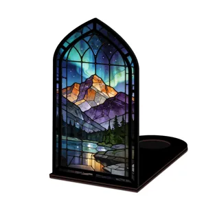 Dettaglio del fermalibri in legno con paesaggio montano in vetrata e luce notturna aurora.