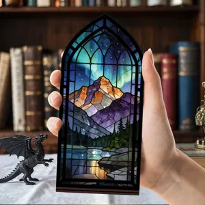 Dettaglio luce Notturna in vetro colorato ad arco gotico con aurora e paesaggio montano.