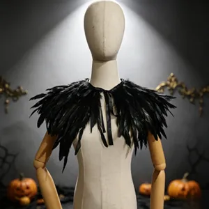 Gedetailleerd overzicht van zwarte veren cape, gothisch kostuum accessoire voor Halloween.