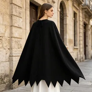 Schwarzes Halloween Umhang Cape für Damen Gothic Vampir Kostüm mit gezacktem Schwalbenschwanz.