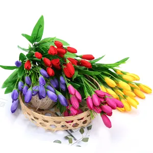 Detailansicht des künstlichen Blumenstraußes, bunte Tulpenknospen für Heimdekoration.