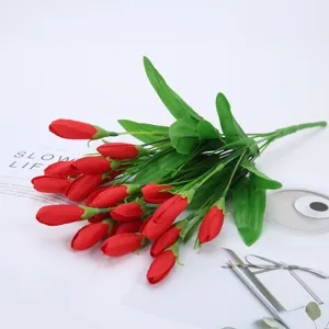 Künstlicher roter Magnolienblütenknospen Blumenstrauß Seidenpflanze Detailansicht.