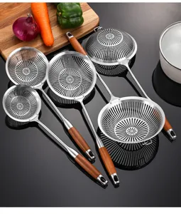 Set di schiumarole in acciaio inossidabile con manico in legno per cucina e frittura.