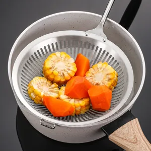Scolapasta da cucina in acciaio inossidabile con manico lungo per uso domestico quotidiano in cucina.