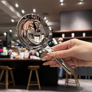 Nahaufnahme Detailaufnahme des Edelstahl Löffels mit kurzem Griff in Cafè.