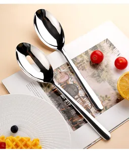 Dettaglio set cucchiai da portata in acciaio inossidabile, stoviglie lucidate per cucina.