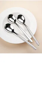 Set roestvrijstalen lepels met gepolijste spiegelafwerking en elegante gestructureerde handgreep.