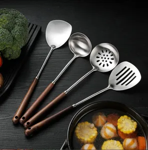 Détail d'ustensile de cuisine en acier inoxydable avec spatule et cuillère en bois.