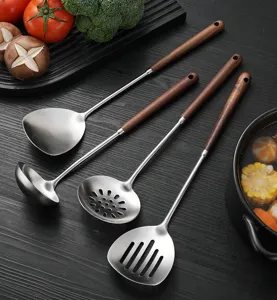 Ensemble d'ustensiles de cuisine en acier inoxydable avec manches en bois, spatule et louche.