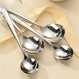 Lot de cuillères en acier inoxydable, cuillères à soupe à long manche pour table élégante.