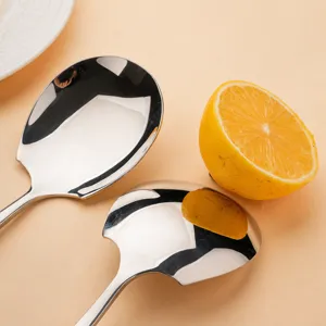 Cucchiaio da portata in acciaio inossidabile con finitura lucida a specchio per cucina.