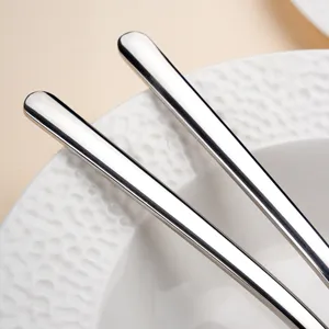 Luxe lepel van 304 roestvrij staal met lange handgreep en glanzende spiegelglans afwerking.