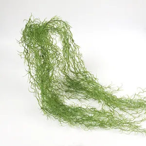 Detalle de planta artificial colgante, enredadera verde para decoración de paredes y techos.
