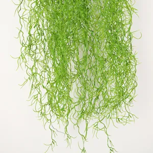Vista detallada de primer plano de planta colgante de musgo español artificial, diseño verde.