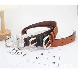 Gedetailleerd overzicht van trendy leren damesriemen met stijlvolle metalen gespen.