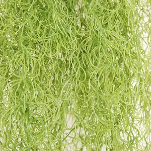 Primer plano detallado de planta de vid de musgo verde colgante artificial para decoración.