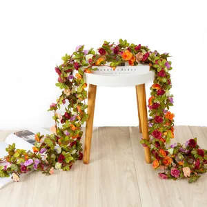 Guirlande de vigne de fleurs de roses artificielles pour mariage décor détails de fond photo.