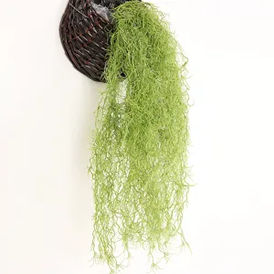 Planta de aire colgante artificial musgo español en cesta de mimbre oscura decoración de pared