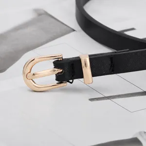 Ceinture fine noire élégante pour femme avec boucle dorée, accessoire idéal pour robes et jeans.